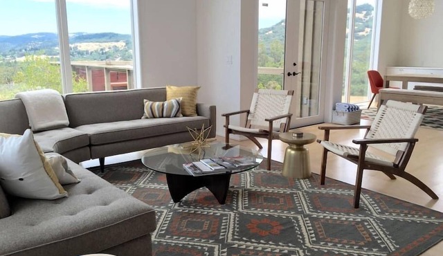 Modern Panoramic Hillside Escape