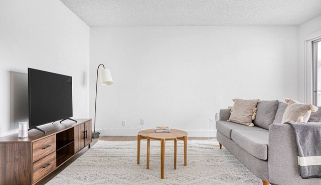 Modern Redondo Beach 1BR w/Pool, Gym & W/D, walk to Beach, by Blueground