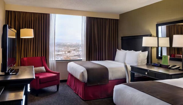 Modern Stay Close to Civic Center: Two Urban Accommodations