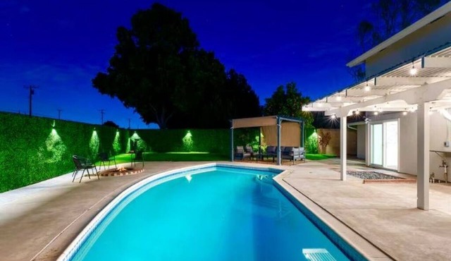 Modern Summer Pool House in Heart of OC