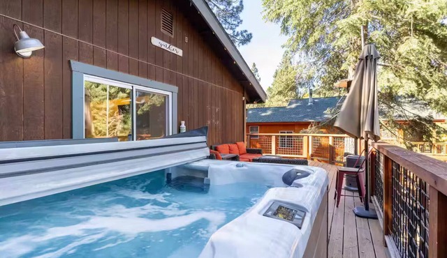 Modern Truckee Escape Upper Level - Hot Tub and Dogs Welcome