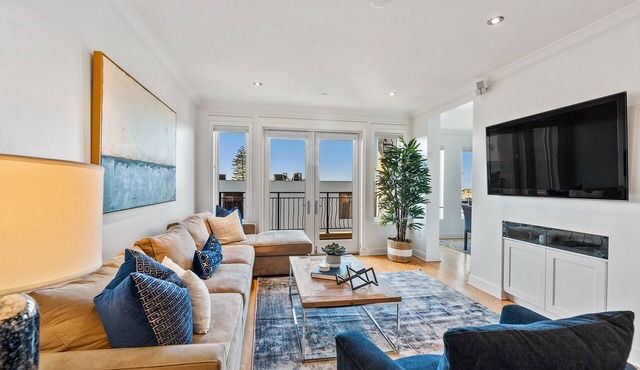 Montefaro in the Village of La Jolla w/Shared Pool & Clubhouse, Walk to Shops