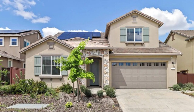 Monthly/Daily Stay: Spacious 4BD for Family & Work. Outdoor backyard & BBQ grill