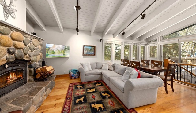 MONTHLY LEASE - Canyon Chalet by Tahoe Getaways - Pet-Friendly 4 BR, Walk to Donner Lake!