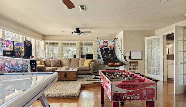 Mountain Fun Lodge: Big Spaces, Big Views, Endless Games, Family Memories