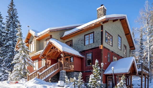Mountain-Side Lodge: Perfect for Wellness Retreats, Large Families & Big Groups in Golden