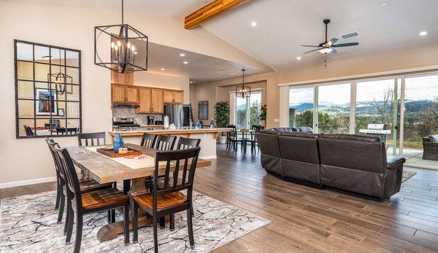 Mountain View House with hot tub, putting green, stunning views!