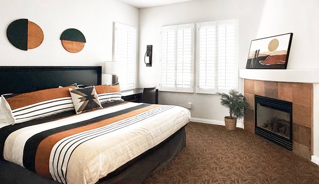 Mountain View King Retreat in Gated Desert Villas