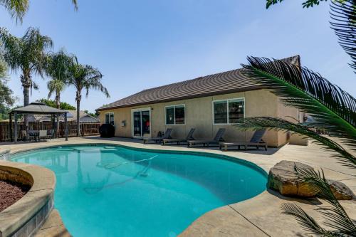 Mtn Retreat 3 Mi to Dtwn Visalia w/Poolside BBQ
