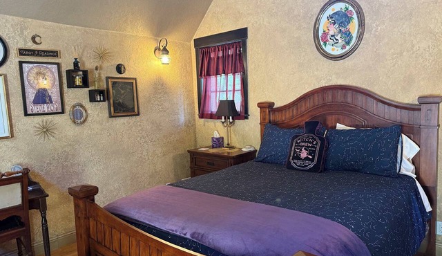 Mystic’s Cottage Queen Cabin Soaking Tub Wi-Fi AC