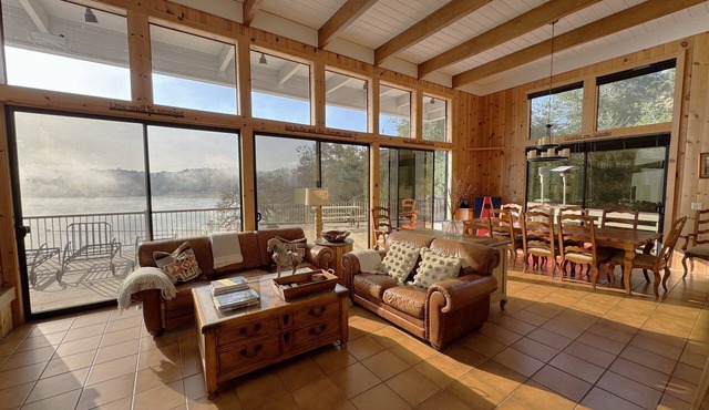 Naci Lakefront Paradise, 5 bedroom home next to the marina