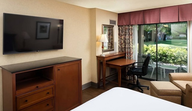 Nature Escape in Red Lion Hotel Redding! Comfy Unit, Gym, Pool, Restaurant