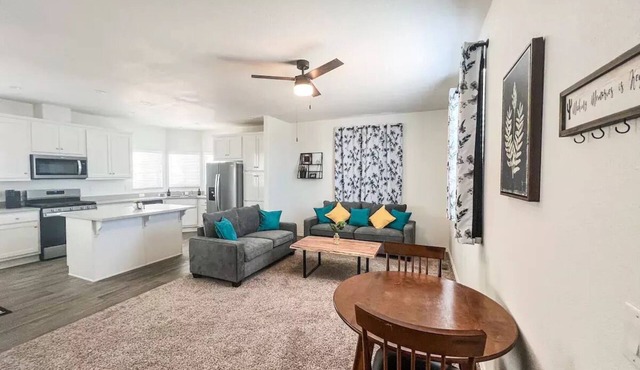 New! 5 Min to Casinos/River/Lake Mohave - Sleeps 8