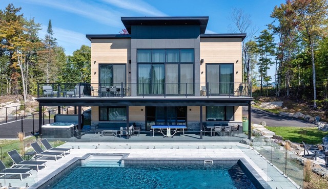NEW! Chalet Aurora | 5 Bedrooms | Hot Tub, Pool & Game Room in La Conception