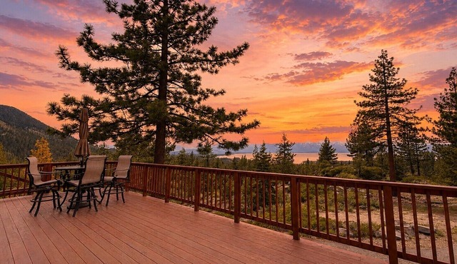 New Property Lake View Retreat, HotTub, AC, Lake Views, close to town (SL175)