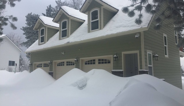 New secluded apt nestled among the tall pines in charming Running Springs
