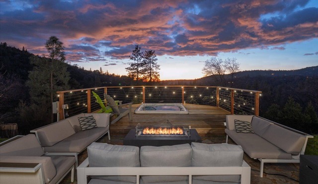 New! Yosemite Dream Nest with HUGE views/spa/firepit/pet friendly!
