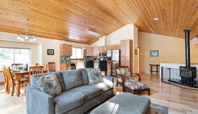 North Shore Kings Beach Cabin with Private Hot Tub! Near Beaches!