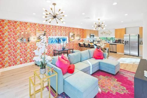 O - Bright and Spacious 3BR Getaway - 15 min to Universal -Balcony, Grill and Parking - Sleeps 13