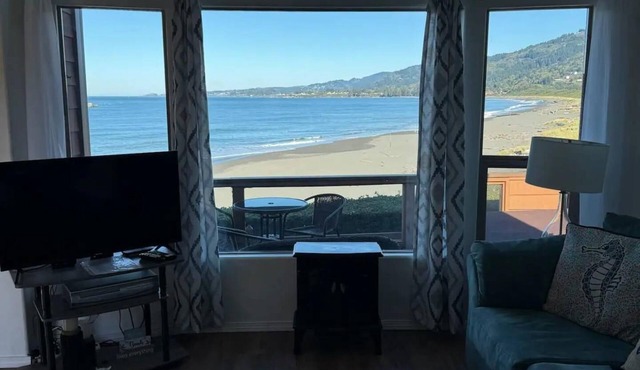 Oceanfront Cabin 4 with Private Jacuzzi & Stunning Views