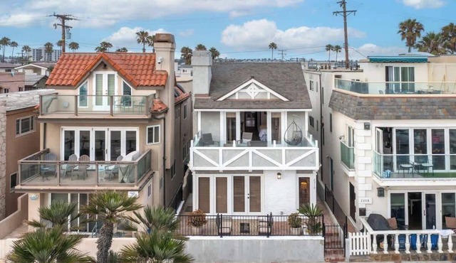 Oceanfront House in Newport Beach with Panoramic Views and Boardwalk Access