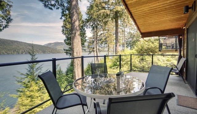 Oceanfront view 2 entertainment areas -Pet Friendly in Port Renfrew