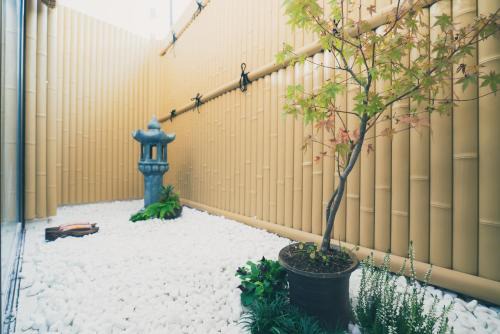 OHARA INN Japanese-style residence surrounded by gardens Tatami mats and scenic bath Convenient location near three subway lines