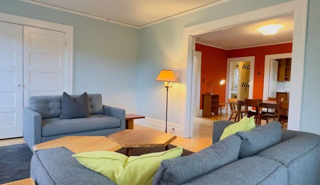 One bedroom upstairs private apt in Oakland