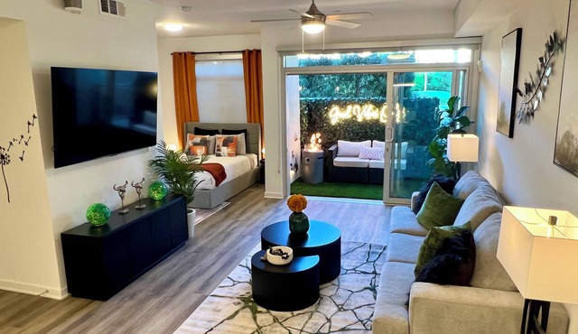Open Studio by Beverly Grove w/Pool, Parking & Laundry