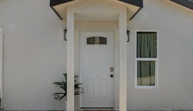 Palm Royale Club! 2 Bed, 2Bath with Master bedroom in the nicest city of Downey!