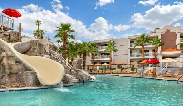 Palm Springs Stay Steps from Downtown Fun l Chic 2 Rooms w/Kitchen and Balcony