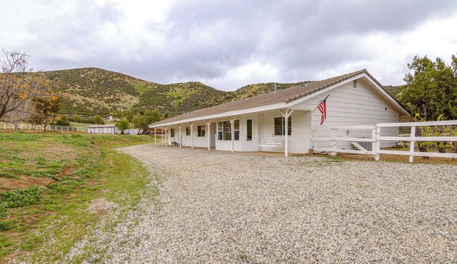 Patio, Fire Pit & Hillside Views: Agua Dulce Home