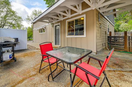 Patio & Game Room! Cozy Studio Near Oregon Caves