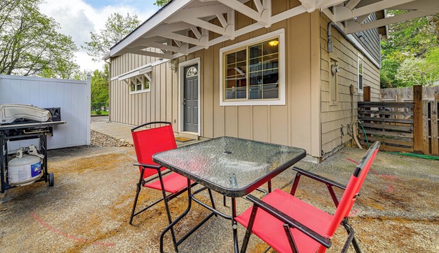 Patio & Game Room! Cozy Studio Near Oregon Caves