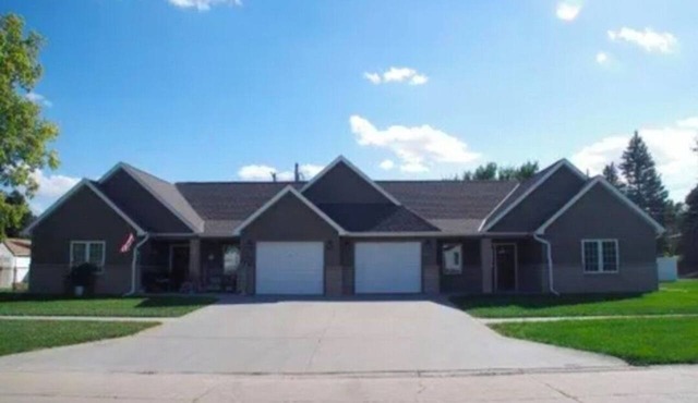 Peaceful 2-bedroom townhome in Broken Bow with Ben and Jerri the Nigerian Goats! in Broken Bow