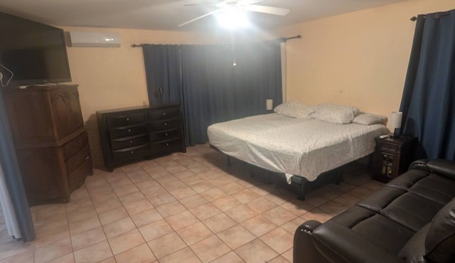 Peaceful Retreat in the Ranch with Adjustable Queen Bed and Jacuzzi