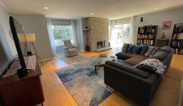 Perfect 2-bedroom condo with AC in welcoming Los Angeles
