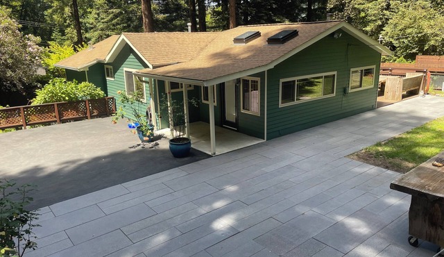 Perfect 2-bedroom cabin in Felton for a relaxing getaway. Hot tub + pet welcome