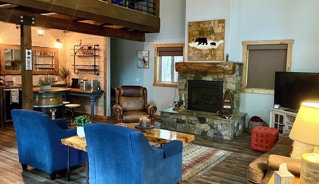 PERFECT HOME BASE FOR LAKES, TRAILS, SNOW SKIING! in Camp Connell