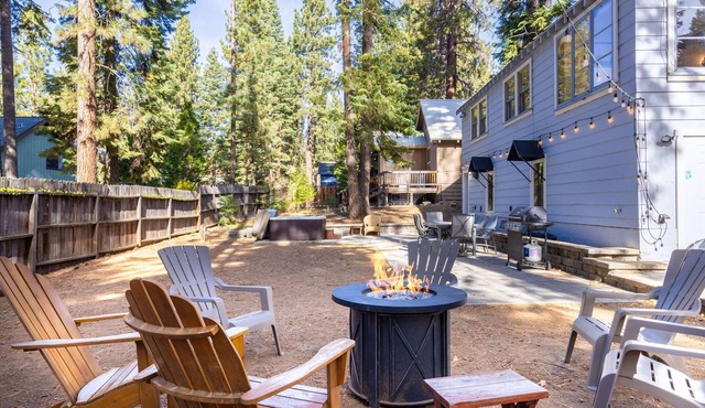 Perfect location! Cabin w/hot tub- walk to beach, golf & trails