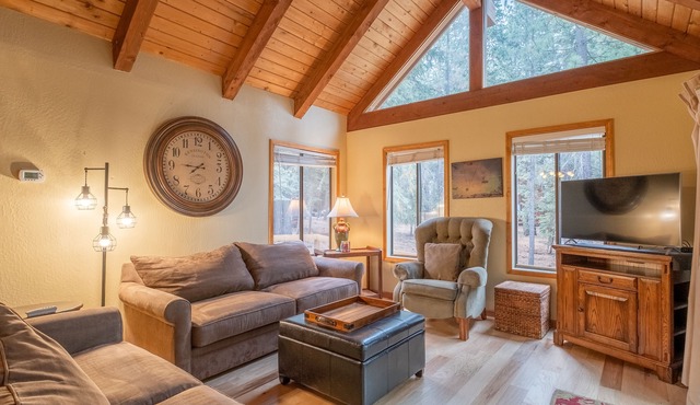 Pet-Friendly Lodge | A/C & King Suite | Rec Center Access | Near Lake & Trails