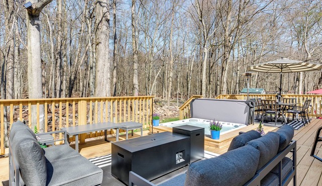 Poconos Hot Tub Haven! 14 Mi to Camelback Resort in Coolbaugh Township