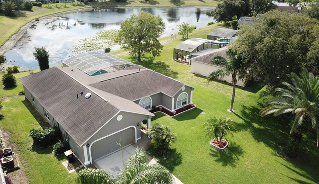 Pondside Paradise Beautiful 4 bedroom pond facing pool home