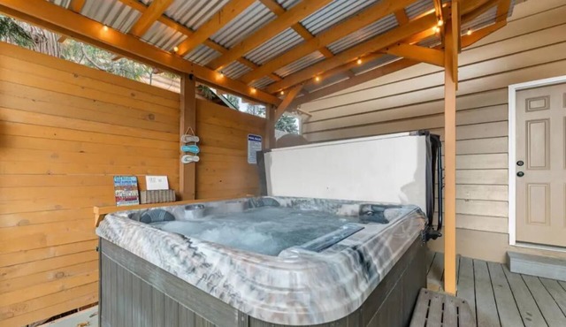 Pool/Hot Tub/75 inch TV/1000mbps/Brand New
