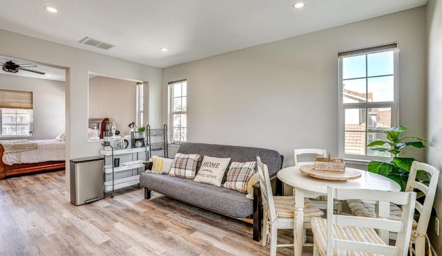 Pool & Hot Tub Access: Extended Stay in Brentwood!