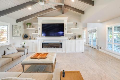 Poolside Escape w/Hot Tub! 8 Mi to Dtwn Modesto