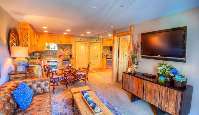 Presidential Suite Scenic Getaway: Game Lounge, Free Parking & Outdoor Adventure