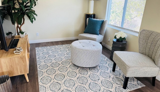 Prime Location Safe 1-bedroom & Office house in charming Pasadena & Pet Friendly