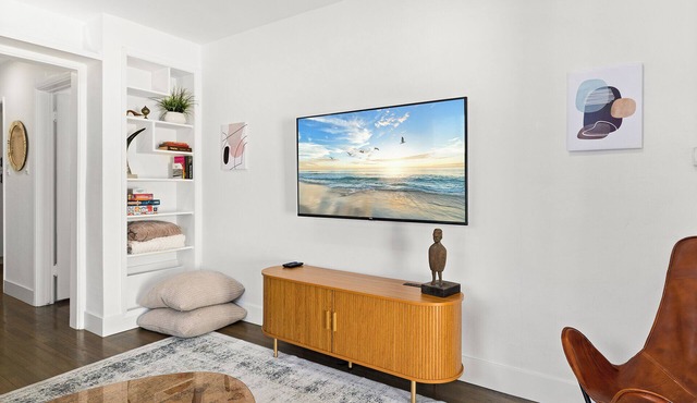 Private 1BR Modern Home in Westchester w/Parking