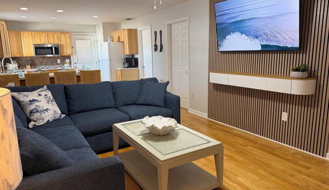 Private 2 bedrooms apartment in South Lakeland with a screened porch.